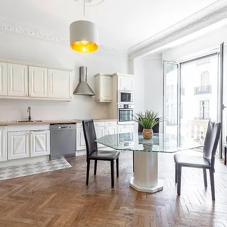 Grand Climatise Centre Daire Nice